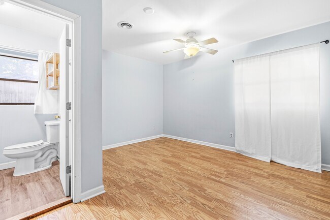 Building Photo - 300 Barclay Rd