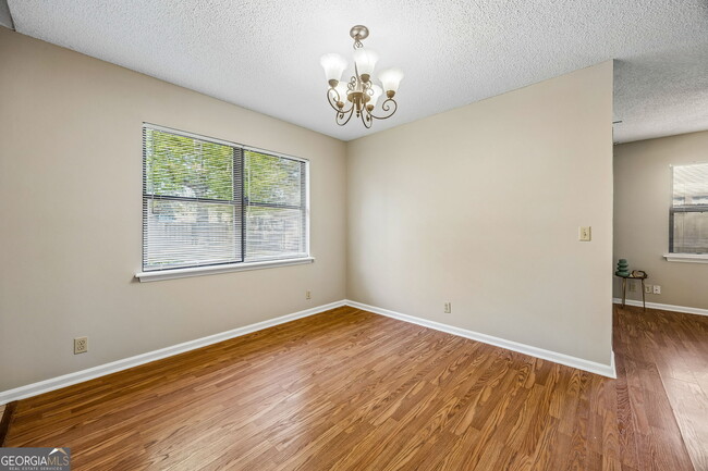 Building Photo - 132 N Woodvalley Dr
