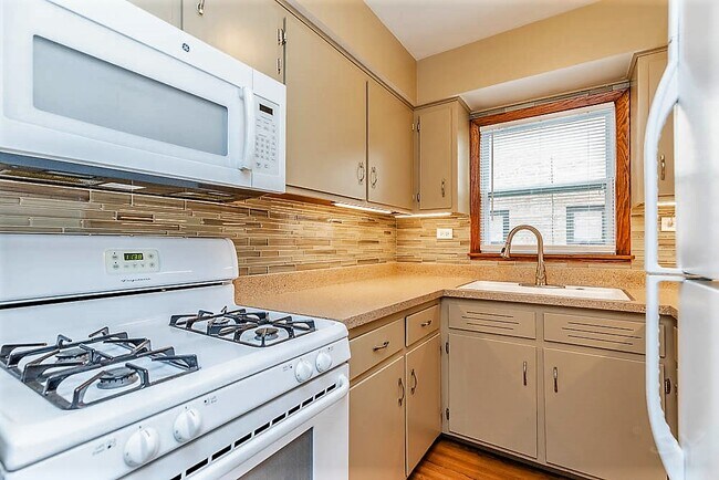 Building Photo - 5752 W Park Ave