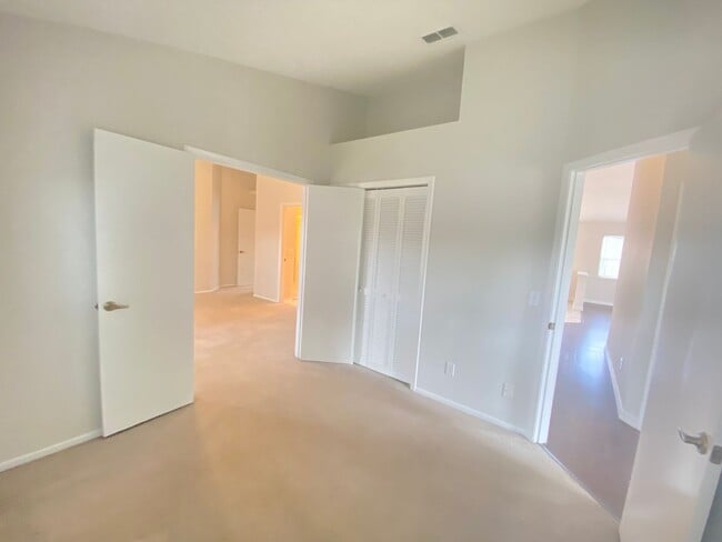 Building Photo - Lake Mary!  Ready to Move in!! Spacious 4/...