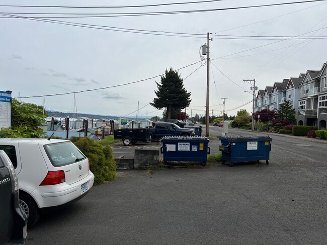 Building Photo - 2 Bed, 2 1/2 Bath townhome close to the Ri...