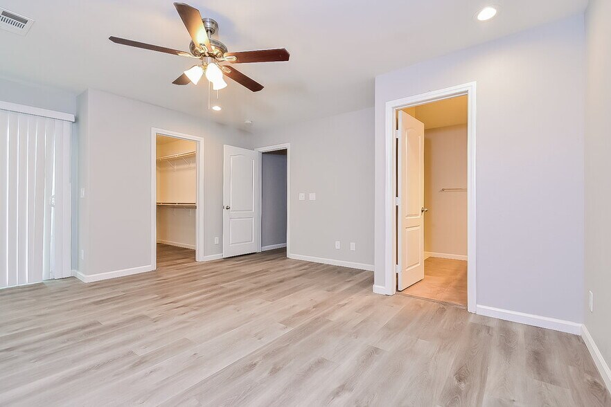 Building Photo - 10569 Hamdem Ave