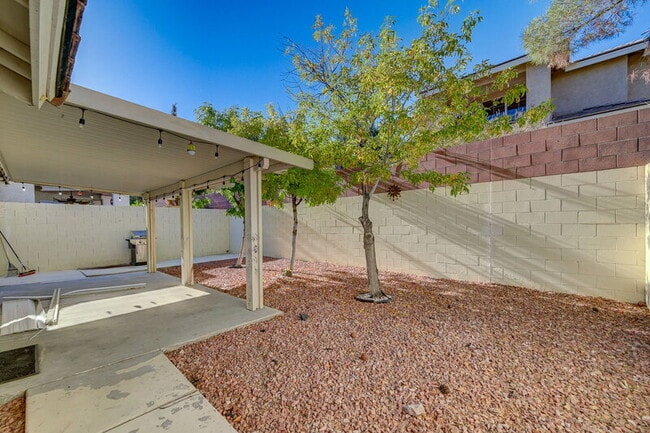 Building Photo - 1813 Lyell Canyon Ln