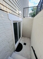 Building Photo - 9538 Clematis St