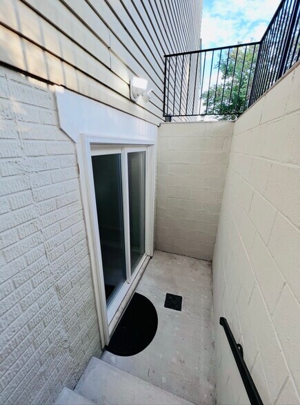 Primary Photo - 9538 Clematis St