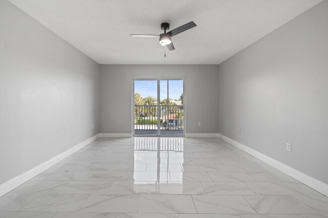 Building Photo - 1502 S Lakeside Dr