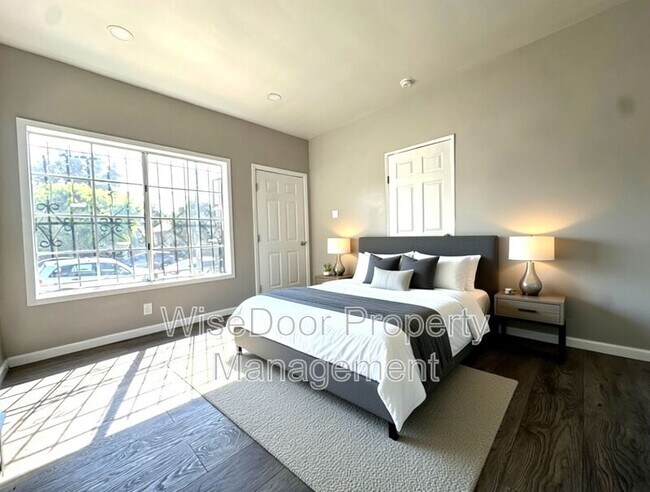 Building Photo - 155 W 43rd St