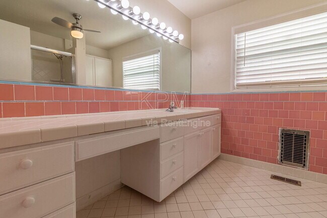 Building Photo - 966 W Mariposa Ave