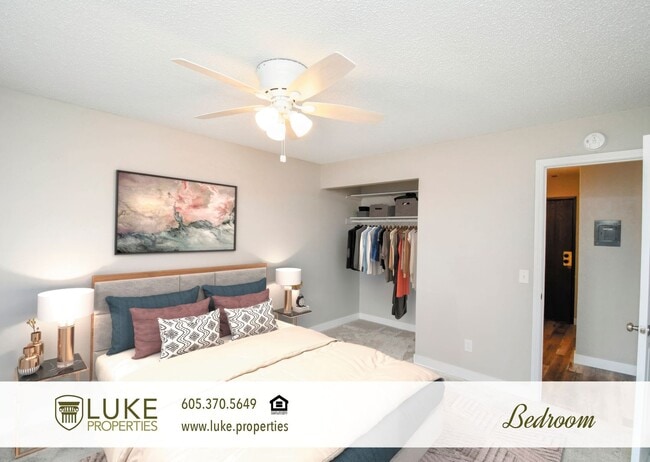 Building Photo - 405 S Sycamore Ave