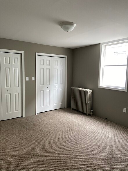 Bedroom with double closets - 946 Exeter Ave