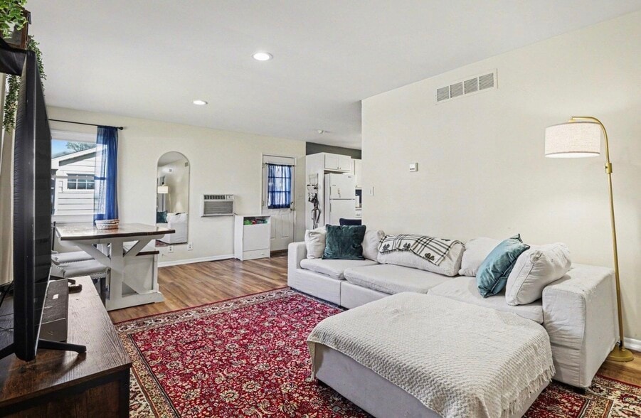 Building Photo - 133 W Hughes St