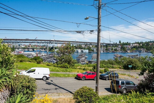 Building Photo - Old World Charm with Views of Lake Union!