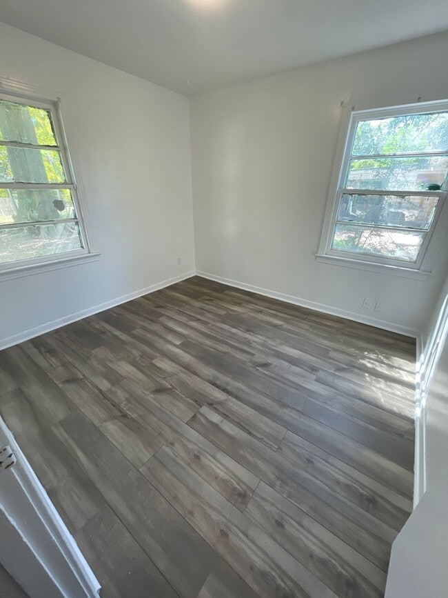 Building Photo - Spacious Sunset Acres Home