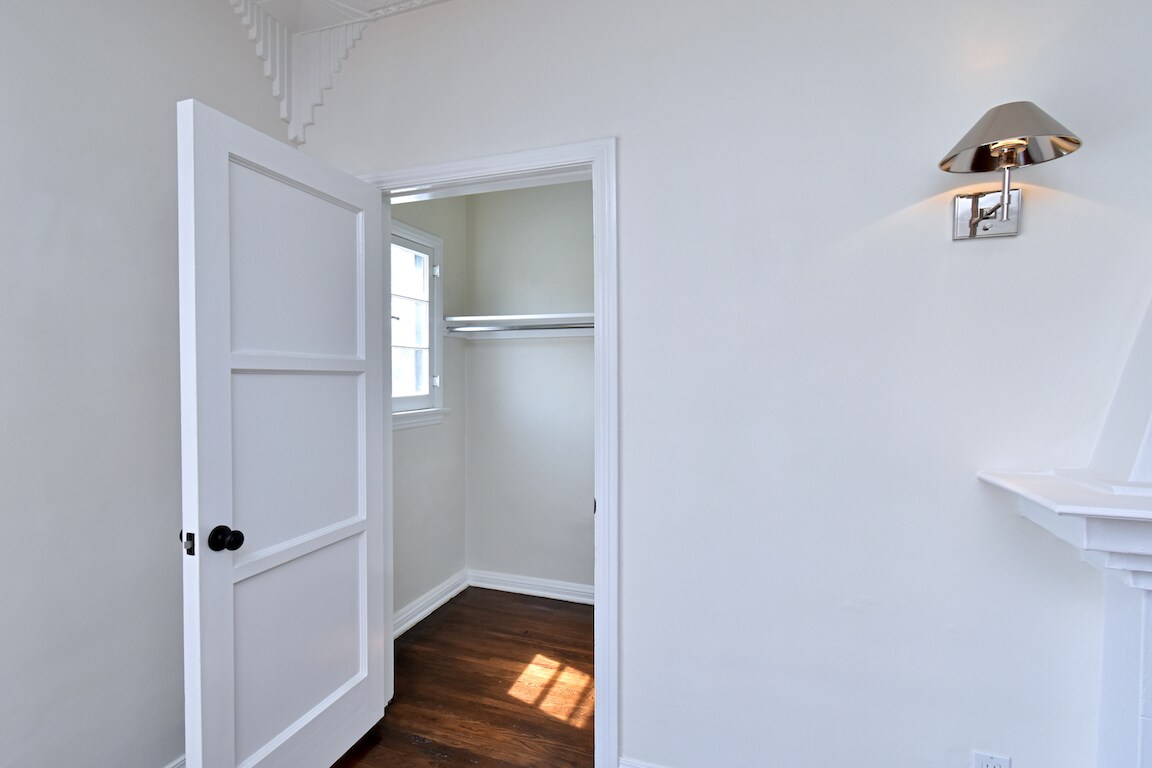 Building Photo - 724 S Genesee Ave