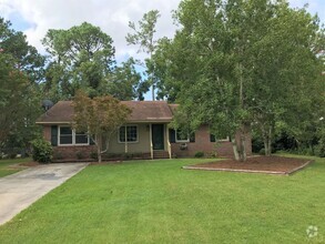 Building Photo - 3 Bed w/ Bonus Room