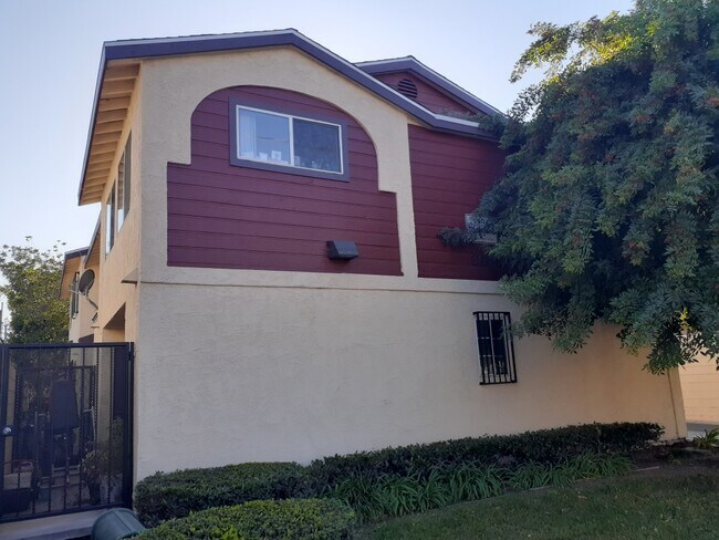 Building Photo - 3910 Montclair St