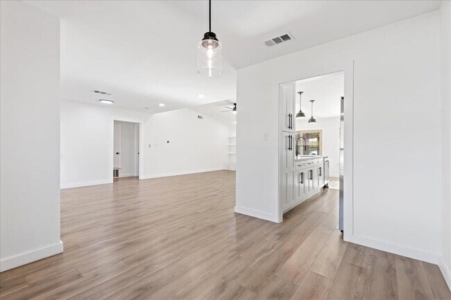 Building Photo - 5801 Cherry Creek Dr