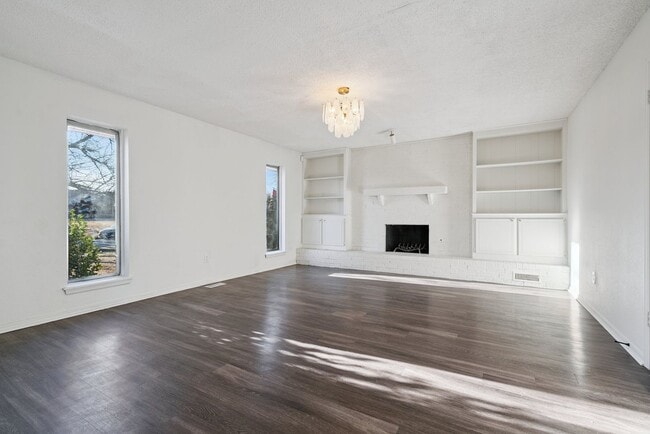 Building Photo - 3-Bedroom Home Near Dining, Shopping & Broadway Extension