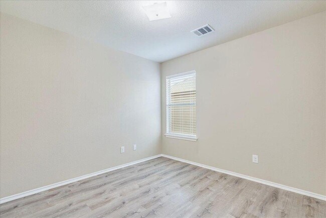 Building Photo - 185 Housefinch Loop