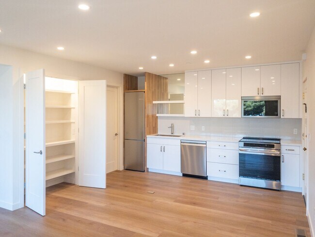 Building Photo - Stunning, Fully Remodeled Jr. 1bd/1ba! Remodeled! Private Deck! Parking! Laundry! PROGRESSIVE!