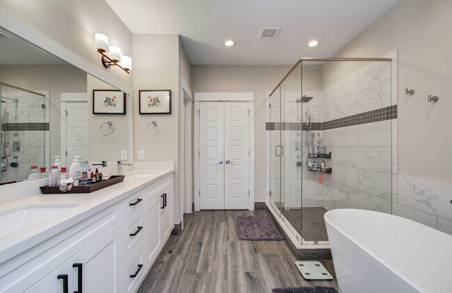 Building Photo - 1221 W Tidwell Rd