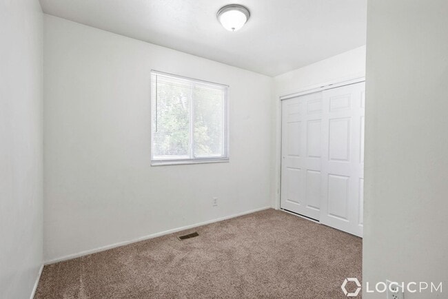 Building Photo - Stunning Row-End Townhome In Great Location!