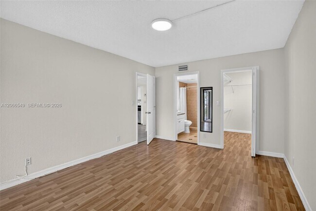 Building Photo - 220 Lakeview Dr