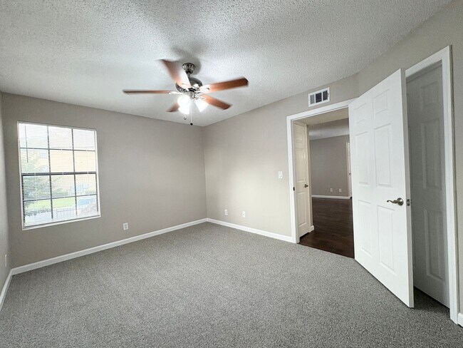 Building Photo - Beautiful 1/1 Condo in Altamonte Springs ~ Gated Lakefront Community!