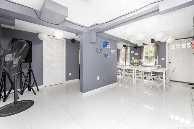 Building Photo - 538 Main St