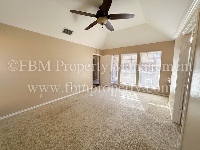 Building Photo - 803 Lakeway Dr