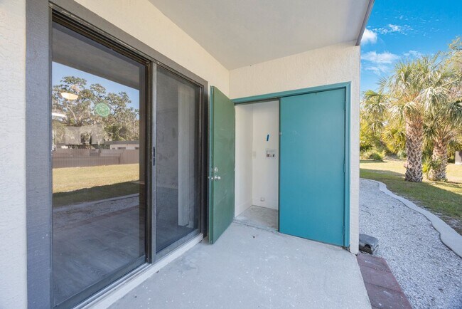 Building Photo - Newly Renovated 2 bedroom 2 bath within wa...