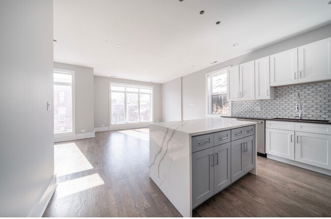 Building Photo - 556 W 18th St