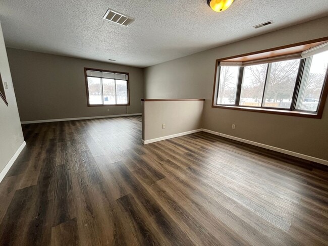 Building Photo - Rent Special - Spacious End Unit 2 Bed/1 Bath Townhome!