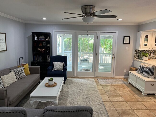 Building Photo - 830 Blackburn St