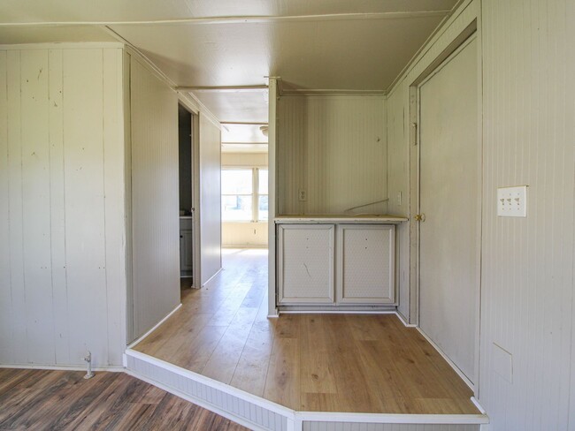 Building Photo - Excellent Location close to Fayetteville!