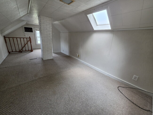 Building Photo - 2 Bedroom, 1 Bathroom Home with Garage Available Now
