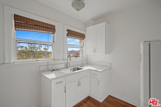 Building Photo - 5121 1/2 N Eagle Rock Blvd