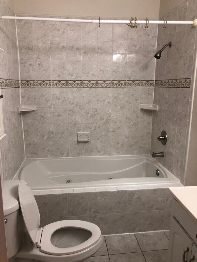 Large master bathroom with jacuzzi - 1204 Florida Ave NE