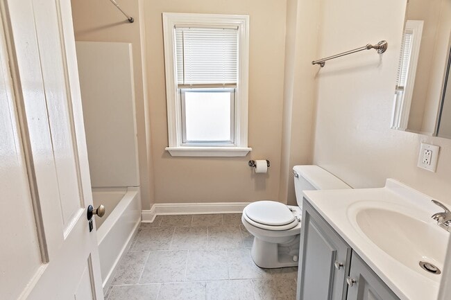 Building Photo - 3 bedroom, 1 bath, newly renovated home in Little Italy