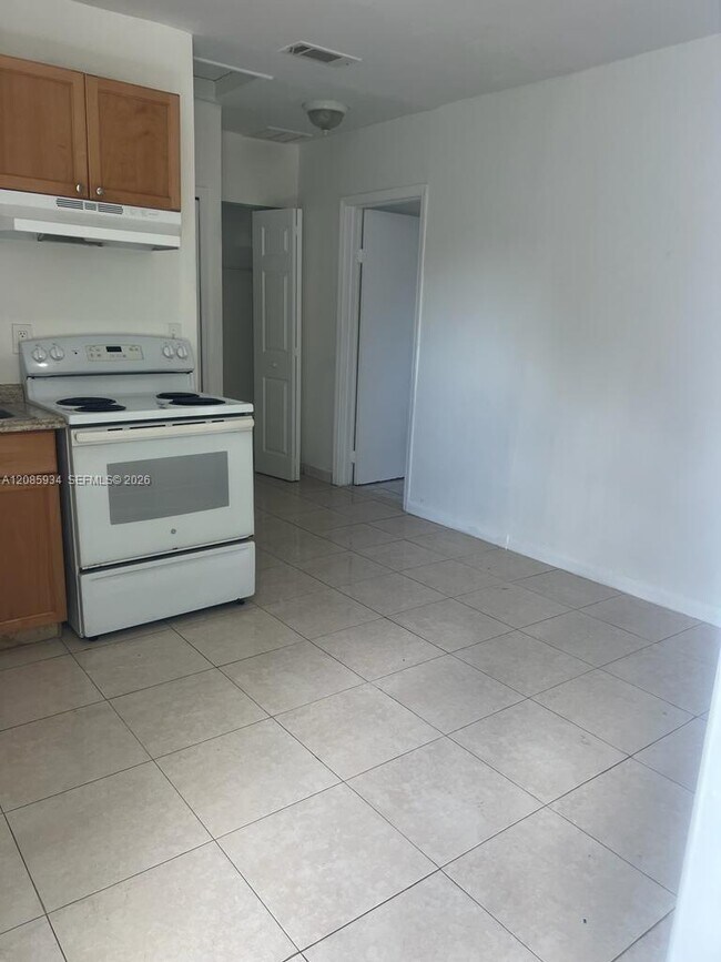 Building Photo - 526 SW 64th Ave