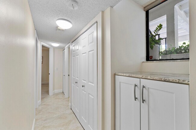 Building Photo - 250 S Ocean Blvd