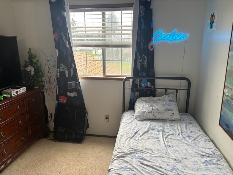 Building Photo - 520 NW Lateen St