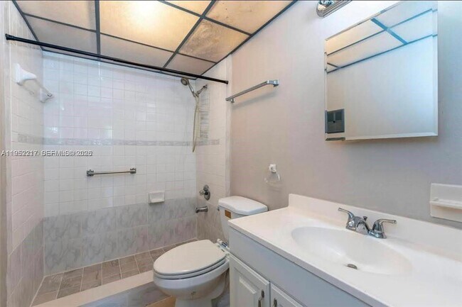 Building Photo - 9678 Fontainebleau Blvd