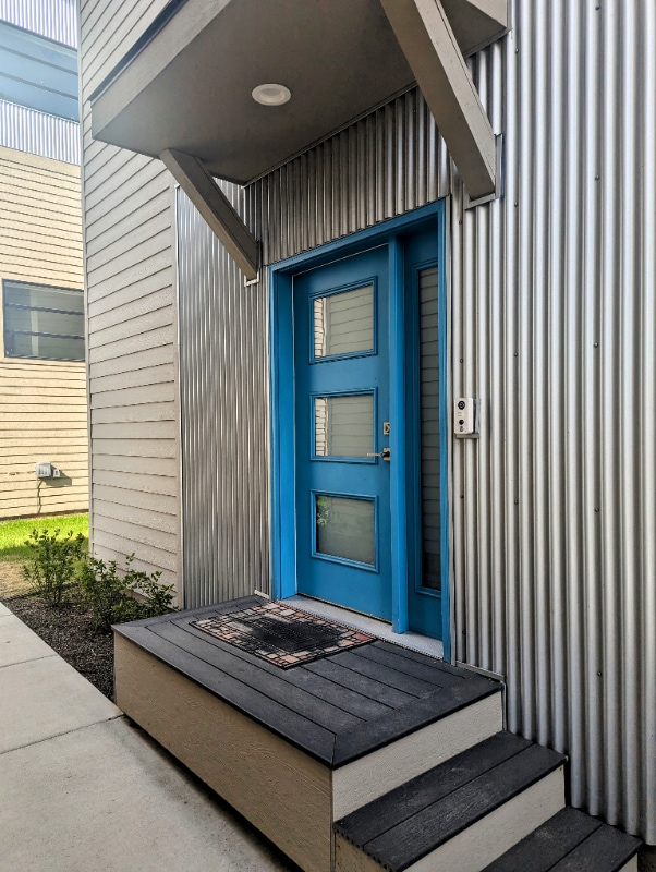 Building Photo - 957 W 12th Ave