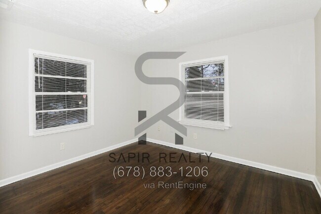Building Photo - 2190 Swallow Cir SE
