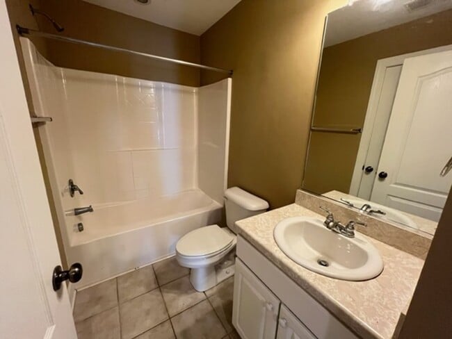 Building Photo - 3 Bedroom 3.5 Bath Townhouse in Whitney Lakes - Johns Island