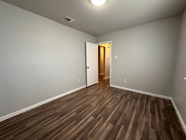 Building Photo - Spacious 3 bedroom, 2 full Bath Duplex Loc...