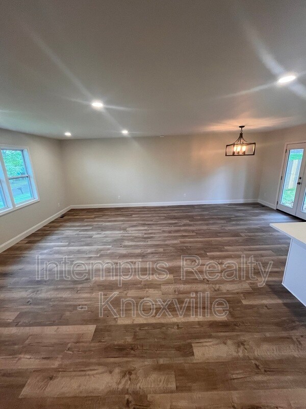 Building Photo - 228 Duzane Dr