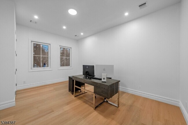 Building Photo - 472 High St