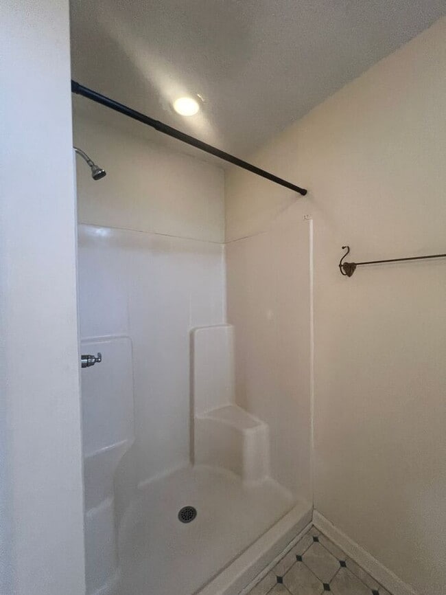 Building Photo - Breezewood Condo, 2 Brd/2bath, center of W...